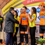 24.4.2016 Wincentów. Wyścig Szlakiem Walk Majora Hubala - dzień czwarty. Dekoracja zwycięzców. / Wojciech Habdas / Radio Kielce