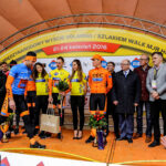 24.4.2016 Wincentów. Wyścig Szlakiem Walk Majora Hubala - dzień czwarty. Dekoracja zwycięzców. / Wojciech Habdas / Radio Kielce