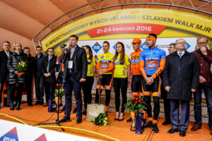 24.4.2016 Wincentów. Wyścig Szlakiem Walk Majora Hubala - dzień czwarty. Dekoracja zwycięzców. / Wojciech Habdas / Radio Kielce