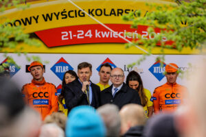 24.4.2016 Wincentów. Wyścig Szlakiem Walk Majora Hubala - dzień czwarty. Dekoracja zwycięzców. / Wojciech Habdas / Radio Kielce