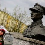 24.4.2016 Wincentów. Wyścig Szlakiem Walk Majora Hubala - dzień czwarty. Na zakończenie wyścigu zwycięzcy i organizatorzy złożyli kwiaty pod pomnikiem Hubala. / Wojciech Habdas / Radio Kielce