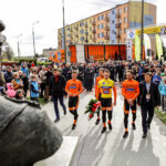 24.4.2016 Wincentów. Wyścig Szlakiem Walk Majora Hubala - dzień czwarty. Na zakończenie wyścigu zwycięzcy i organizatorzy złożyli kwiaty pod pomnikiem Hubala. / Wojciech Habdas / Radio Kielce