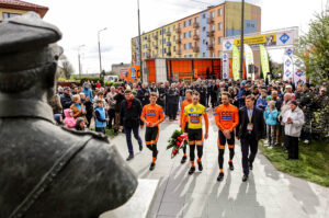 24.4.2016 Wincentów. Wyścig Szlakiem Walk Majora Hubala - dzień czwarty. Na zakończenie wyścigu zwycięzcy i organizatorzy złożyli kwiaty pod pomnikiem Hubala. / Wojciech Habdas / Radio Kielce