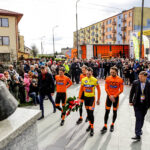 24.4.2016 Wincentów. Wyścig Szlakiem Walk Majora Hubala - dzień czwarty. Na zakończenie wyścigu zwycięzcy i organizatorzy złożyli kwiaty pod pomnikiem Hubala. / Wojciech Habdas / Radio Kielce