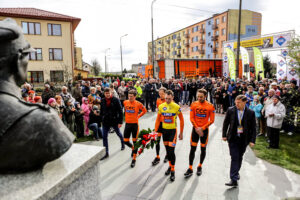 24.4.2016 Wincentów. Wyścig Szlakiem Walk Majora Hubala - dzień czwarty. Na zakończenie wyścigu zwycięzcy i organizatorzy złożyli kwiaty pod pomnikiem Hubala. / Wojciech Habdas / Radio Kielce