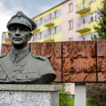 24.4.2016 Wincentów. Wyścig Szlakiem Walk Majora Hubala - dzień czwarty. Na zakończenie wyścigu zwycięzcy i organizatorzy złożyli kwiaty pod pomnikiem Hubala. / Wojciech Habdas / Radio Kielce