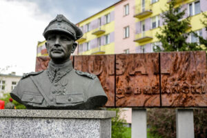 24.4.2016 Wincentów. Wyścig Szlakiem Walk Majora Hubala - dzień czwarty. Na zakończenie wyścigu zwycięzcy i organizatorzy złożyli kwiaty pod pomnikiem Hubala. / Wojciech Habdas / Radio Kielce