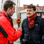 24.4.2016 Wincentów. Wyścig Szlakiem Walk Majora Hubala - dzień czwarty. Krzysztof Żołądek rozmawia z wnukiem Hubala, Henrykiem Sobierajskim. / Wojciech Habdas / Radio Kielce