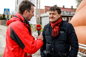 24.4.2016 Wincentów. Wyścig Szlakiem Walk Majora Hubala - dzień czwarty. Krzysztof Żołądek rozmawia z wnukiem Hubala, Henrykiem Sobierajskim. / Wojciech Habdas / Radio Kielce