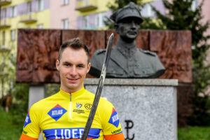 24.4.2016 Wincentów. Wyścig Szlakiem Walk Majora Hubala - dzień czwarty. Zwycięzca wyścigu - Eryk Latoń / Wojciech Habdas / Radio Kielce