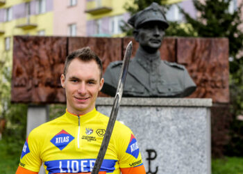24.4.2016 Wincentów. Wyścig Szlakiem Walk Majora Hubala - dzień czwarty. Zwycięzca wyścigu - Eryk Latoń / Wojciech Habdas / Radio Kielce