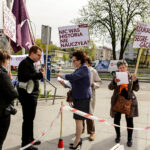 25.4.2016 Kielce. Minister Edukacji Narodowej Anna Zalewska wzięła udział w debacie poświęconej przyszłości edukacji. Zaraz po przyjeździe spotkała się z protestującymi przedstawicielami Partii Razem / Wojciech Habdas / Radio Kielce