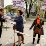 25.4.2016 Kielce. Minister Edukacji Narodowej Anna Zalewska wzięła udział w debacie poświęconej przyszłości edukacji. Zaraz po przyjeździe spotkała się z protestującymi przedstawicielami Partii Razem / Wojciech Habdas / Radio Kielce