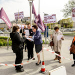 25.4.2016 Kielce. Minister Edukacji Narodowej Anna Zalewska wzięła udział w debacie poświęconej przyszłości edukacji. Zaraz po przyjeździe spotkała się z protestującymi przedstawicielami Partii Razem / Wojciech Habdas / Radio Kielce