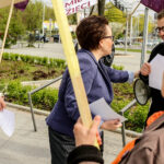 25.4.2016 Kielce. Minister Edukacji Narodowej Anna Zalewska wzięła udział w debacie poświęconej przyszłości edukacji. Zaraz po przyjeździe spotkała się z protestującymi przedstawicielami Partii Razem / Wojciech Habdas / Radio Kielce