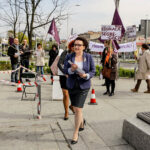 25.4.2016 Kielce. Minister Edukacji Narodowej Anna Zalewska wzięła udział w debacie poświęconej przyszłości edukacji. Zaraz po przyjeździe spotkała się z protestującymi przedstawicielami Partii Razem / Wojciech Habdas / Radio Kielce