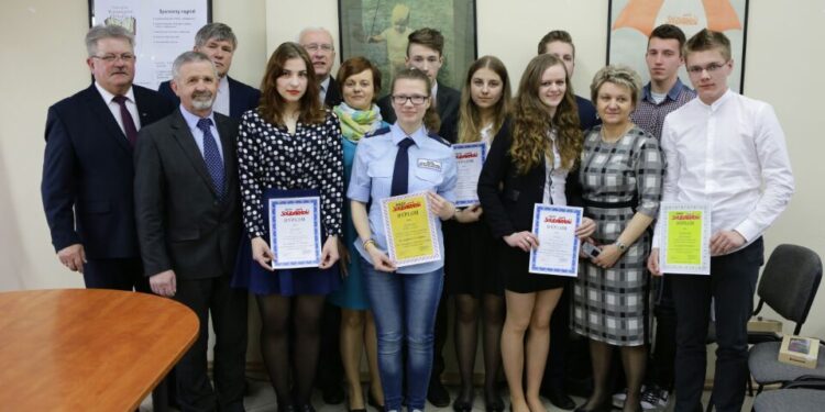 27.04.2016 Rozstrzygnięcie XIV Wojewódzkiego Konkursu Wiedzy o NSZZ "Solidarność". Laureaci / Wojciech Habdas / Radio Kielce