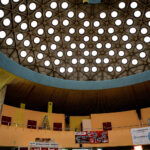 28.4.2016 Kielce. Na dworcu PKS zamontowano oświetlenie kopuły. / Wojciech Habdas / Radio Kielce