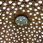 28.4.2016 Kielce. Na dworcu PKS zamontowano oświetlenie kopuły. / Wojciech Habdas / Radio Kielce