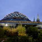 28.4.2016 Kielce. Na dworcu PKS zamontowano oświetlenie kopuły. / Wojciech Habdas / Radio Kielce