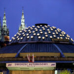 28.4.2016 Kielce. Na dworcu PKS zamontowano oświetlenie kopuły. / Wojciech Habdas / Radio Kielce