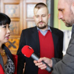 29.4.2016 Kielce. Akty nabycia obywatelstwa polskiego wręczyła wojewoda Agata Wojtyszek podczas uroczystości w Sali Lustrzanej Wojewódzkiego Domu Kultury w Kielcach. Obywatelstwo na mocy postanowienia Prezydenta RP otrzymały 42 osoby, 11 dostało zaś decyzje o uznaniu za obywatela polskiego przez wojewodę. / Wojciech Habdas / Radio Kielce