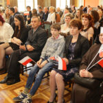 29.4.2016 Kielce. Akty nabycia obywatelstwa polskiego wręczyła wojewoda Agata Wojtyszek podczas uroczystości w Sali Lustrzanej Wojewódzkiego Domu Kultury w Kielcach. Obywatelstwo na mocy postanowienia Prezydenta RP otrzymały 42 osoby, 11 dostało zaś decyzje o uznaniu za obywatela polskiego przez wojewodę. / Wojciech Habdas / Radio Kielce