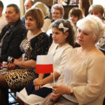 29.4.2016 Kielce. Akty nabycia obywatelstwa polskiego wręczyła wojewoda Agata Wojtyszek podczas uroczystości w Sali Lustrzanej Wojewódzkiego Domu Kultury w Kielcach. Obywatelstwo na mocy postanowienia Prezydenta RP otrzymały 42 osoby, 11 dostało zaś decyzje o uznaniu za obywatela polskiego przez wojewodę. / Wojciech Habdas / Radio Kielce