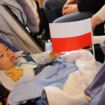 29.4.2016 Kielce. Akty nabycia obywatelstwa polskiego wręczyła wojewoda Agata Wojtyszek podczas uroczystości w Sali Lustrzanej Wojewódzkiego Domu Kultury w Kielcach. Obywatelstwo na mocy postanowienia Prezydenta RP otrzymały 42 osoby, 11 dostało zaś decyzje o uznaniu za obywatela polskiego przez wojewodę. / Wojciech Habdas / Radio Kielce