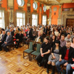 29.4.2016 Kielce. Akty nabycia obywatelstwa polskiego wręczyła wojewoda Agata Wojtyszek podczas uroczystości w Sali Lustrzanej Wojewódzkiego Domu Kultury w Kielcach. Obywatelstwo na mocy postanowienia Prezydenta RP otrzymały 42 osoby, 11 dostało zaś decyzje o uznaniu za obywatela polskiego przez wojewodę. / Wojciech Habdas / Radio Kielce