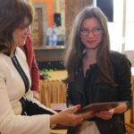 29.4.2016 Kielce. Akty nabycia obywatelstwa polskiego wręczyła wojewoda Agata Wojtyszek podczas uroczystości w Sali Lustrzanej Wojewódzkiego Domu Kultury w Kielcach. Obywatelstwo na mocy postanowienia Prezydenta RP otrzymały 42 osoby, 11 dostało zaś decyzje o uznaniu za obywatela polskiego przez wojewodę. / Wojciech Habdas / Radio Kielce