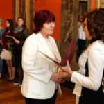 29.4.2016 Kielce. Akty nabycia obywatelstwa polskiego wręczyła wojewoda Agata Wojtyszek podczas uroczystości w Sali Lustrzanej Wojewódzkiego Domu Kultury w Kielcach. Obywatelstwo na mocy postanowienia Prezydenta RP otrzymały 42 osoby, 11 dostało zaś decyzje o uznaniu za obywatela polskiego przez wojewodę. / Wojciech Habdas / Radio Kielce