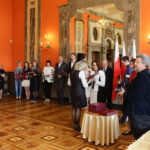 29.4.2016 Kielce. Akty nabycia obywatelstwa polskiego wręczyła wojewoda Agata Wojtyszek podczas uroczystości w Sali Lustrzanej Wojewódzkiego Domu Kultury w Kielcach. Obywatelstwo na mocy postanowienia Prezydenta RP otrzymały 42 osoby, 11 dostało zaś decyzje o uznaniu za obywatela polskiego przez wojewodę. / Wojciech Habdas / Radio Kielce