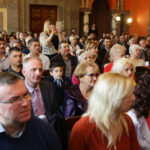 29.4.2016 Kielce. Akty nabycia obywatelstwa polskiego wręczyła wojewoda Agata Wojtyszek podczas uroczystości w Sali Lustrzanej Wojewódzkiego Domu Kultury w Kielcach. Obywatelstwo na mocy postanowienia Prezydenta RP otrzymały 42 osoby, 11 dostało zaś decyzje o uznaniu za obywatela polskiego przez wojewodę. / Wojciech Habdas / Radio Kielce