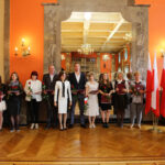 29.4.2016 Kielce. Akty nabycia obywatelstwa polskiego wręczyła wojewoda Agata Wojtyszek podczas uroczystości w Sali Lustrzanej Wojewódzkiego Domu Kultury w Kielcach. Obywatelstwo na mocy postanowienia Prezydenta RP otrzymały 42 osoby, 11 dostało zaś decyzje o uznaniu za obywatela polskiego przez wojewodę. / Wojciech Habdas / Radio Kielce