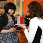 29.4.2016 Kielce. Akty nabycia obywatelstwa polskiego wręczyła wojewoda Agata Wojtyszek podczas uroczystości w Sali Lustrzanej Wojewódzkiego Domu Kultury w Kielcach. Obywatelstwo na mocy postanowienia Prezydenta RP otrzymały 42 osoby, 11 dostało zaś decyzje o uznaniu za obywatela polskiego przez wojewodę. / Wojciech Habdas / Radio Kielce