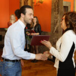 29.4.2016 Kielce. Akty nabycia obywatelstwa polskiego wręczyła wojewoda Agata Wojtyszek podczas uroczystości w Sali Lustrzanej Wojewódzkiego Domu Kultury w Kielcach. Obywatelstwo na mocy postanowienia Prezydenta RP otrzymały 42 osoby, 11 dostało zaś decyzje o uznaniu za obywatela polskiego przez wojewodę. / Wojciech Habdas / Radio Kielce