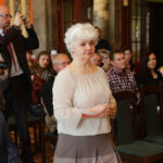 29.4.2016 Kielce. Akty nabycia obywatelstwa polskiego wręczyła wojewoda Agata Wojtyszek podczas uroczystości w Sali Lustrzanej Wojewódzkiego Domu Kultury w Kielcach. Obywatelstwo na mocy postanowienia Prezydenta RP otrzymały 42 osoby, 11 dostało zaś decyzje o uznaniu za obywatela polskiego przez wojewodę. / Wojciech Habdas / Radio Kielce