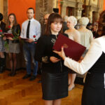 29.4.2016 Kielce. Akty nabycia obywatelstwa polskiego wręczyła wojewoda Agata Wojtyszek podczas uroczystości w Sali Lustrzanej Wojewódzkiego Domu Kultury w Kielcach. Obywatelstwo na mocy postanowienia Prezydenta RP otrzymały 42 osoby, 11 dostało zaś decyzje o uznaniu za obywatela polskiego przez wojewodę. / Wojciech Habdas / Radio Kielce