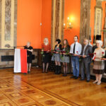 29.4.2016 Kielce. Akty nabycia obywatelstwa polskiego wręczyła wojewoda Agata Wojtyszek podczas uroczystości w Sali Lustrzanej Wojewódzkiego Domu Kultury w Kielcach. Obywatelstwo na mocy postanowienia Prezydenta RP otrzymały 42 osoby, 11 dostało zaś decyzje o uznaniu za obywatela polskiego przez wojewodę. / Wojciech Habdas / Radio Kielce