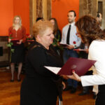 29.4.2016 Kielce. Akty nabycia obywatelstwa polskiego wręczyła wojewoda Agata Wojtyszek podczas uroczystości w Sali Lustrzanej Wojewódzkiego Domu Kultury w Kielcach. Obywatelstwo na mocy postanowienia Prezydenta RP otrzymały 42 osoby, 11 dostało zaś decyzje o uznaniu za obywatela polskiego przez wojewodę. / Wojciech Habdas / Radio Kielce