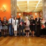 29.4.2016 Kielce. Akty nabycia obywatelstwa polskiego wręczyła wojewoda Agata Wojtyszek podczas uroczystości w Sali Lustrzanej Wojewódzkiego Domu Kultury w Kielcach. Obywatelstwo na mocy postanowienia Prezydenta RP otrzymały 42 osoby, 11 dostało zaś decyzje o uznaniu za obywatela polskiego przez wojewodę. / Wojciech Habdas / Radio Kielce