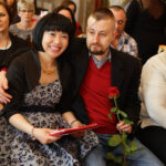 29.4.2016 Kielce. Akty nabycia obywatelstwa polskiego wręczyła wojewoda Agata Wojtyszek podczas uroczystości w Sali Lustrzanej Wojewódzkiego Domu Kultury w Kielcach. Obywatelstwo na mocy postanowienia Prezydenta RP otrzymały 42 osoby, 11 dostało zaś decyzje o uznaniu za obywatela polskiego przez wojewodę. / Wojciech Habdas / Radio Kielce