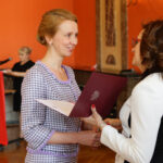 29.4.2016 Kielce. Akty nabycia obywatelstwa polskiego wręczyła wojewoda Agata Wojtyszek podczas uroczystości w Sali Lustrzanej Wojewódzkiego Domu Kultury w Kielcach. Obywatelstwo na mocy postanowienia Prezydenta RP otrzymały 42 osoby, 11 dostało zaś decyzje o uznaniu za obywatela polskiego przez wojewodę. / Wojciech Habdas / Radio Kielce