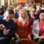 29.4.2016 Kielce. Akty nabycia obywatelstwa polskiego wręczyła wojewoda Agata Wojtyszek podczas uroczystości w Sali Lustrzanej Wojewódzkiego Domu Kultury w Kielcach. Obywatelstwo na mocy postanowienia Prezydenta RP otrzymały 42 osoby, 11 dostało zaś decyzje o uznaniu za obywatela polskiego przez wojewodę. / Wojciech Habdas / Radio Kielce