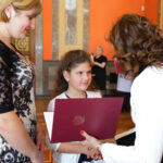 29.4.2016 Kielce. Akty nabycia obywatelstwa polskiego wręczyła wojewoda Agata Wojtyszek podczas uroczystości w Sali Lustrzanej Wojewódzkiego Domu Kultury w Kielcach. Obywatelstwo na mocy postanowienia Prezydenta RP otrzymały 42 osoby, 11 dostało zaś decyzje o uznaniu za obywatela polskiego przez wojewodę. / Wojciech Habdas / Radio Kielce