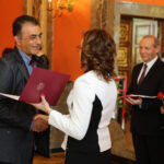 29.4.2016 Kielce. Akty nabycia obywatelstwa polskiego wręczyła wojewoda Agata Wojtyszek podczas uroczystości w Sali Lustrzanej Wojewódzkiego Domu Kultury w Kielcach. Obywatelstwo na mocy postanowienia Prezydenta RP otrzymały 42 osoby, 11 dostało zaś decyzje o uznaniu za obywatela polskiego przez wojewodę. / Wojciech Habdas / Radio Kielce