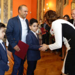 29.4.2016 Kielce. Akty nabycia obywatelstwa polskiego wręczyła wojewoda Agata Wojtyszek podczas uroczystości w Sali Lustrzanej Wojewódzkiego Domu Kultury w Kielcach. Obywatelstwo na mocy postanowienia Prezydenta RP otrzymały 42 osoby, 11 dostało zaś decyzje o uznaniu za obywatela polskiego przez wojewodę. / Wojciech Habdas / Radio Kielce