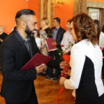 29.4.2016 Kielce. Akty nabycia obywatelstwa polskiego wręczyła wojewoda Agata Wojtyszek podczas uroczystości w Sali Lustrzanej Wojewódzkiego Domu Kultury w Kielcach. Obywatelstwo na mocy postanowienia Prezydenta RP otrzymały 42 osoby, 11 dostało zaś decyzje o uznaniu za obywatela polskiego przez wojewodę. / Wojciech Habdas / Radio Kielce