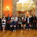 29.4.2016 Kielce. Akty nabycia obywatelstwa polskiego wręczyła wojewoda Agata Wojtyszek podczas uroczystości w Sali Lustrzanej Wojewódzkiego Domu Kultury w Kielcach. Obywatelstwo na mocy postanowienia Prezydenta RP otrzymały 42 osoby, 11 dostało zaś decyzje o uznaniu za obywatela polskiego przez wojewodę. / Wojciech Habdas / Radio Kielce